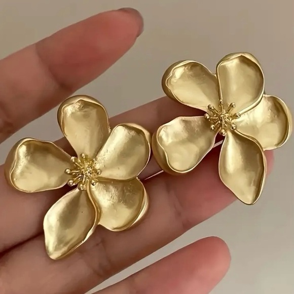 Anthropologie Jewelry - ✨Anthropolgie Avanta Petal Earrings